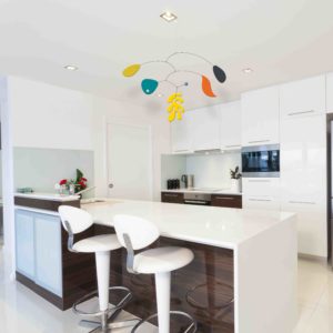 Quoi de mieux qu'un mobile décoratif Virvoltan au-dessus de l'îlot d'une cuisine?